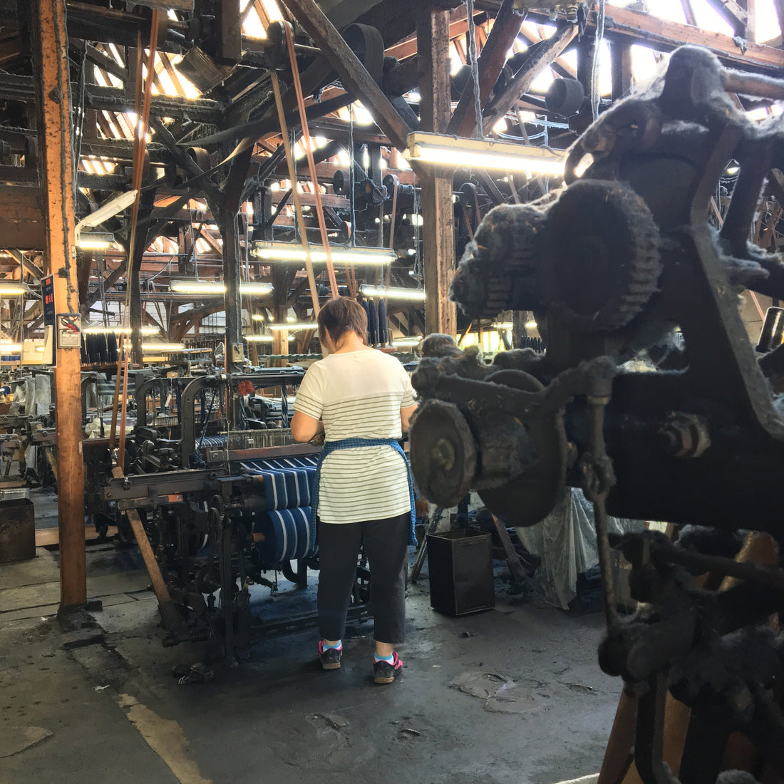 How to Operate Multiple Shuttle Looms By Woman | BANSYO